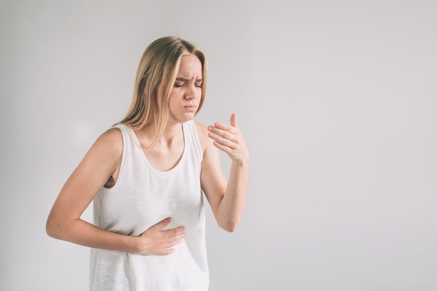 Jovem mulher casual está tendo dor de estômago