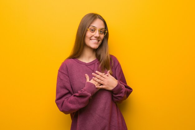 Jovem mulher casual, fazendo um gesto romântico