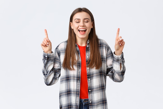 Jovem mulher casual, vestindo uma camisa