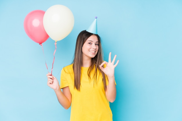 Jovem mulher caucasiana a organizar um aniversário isolada