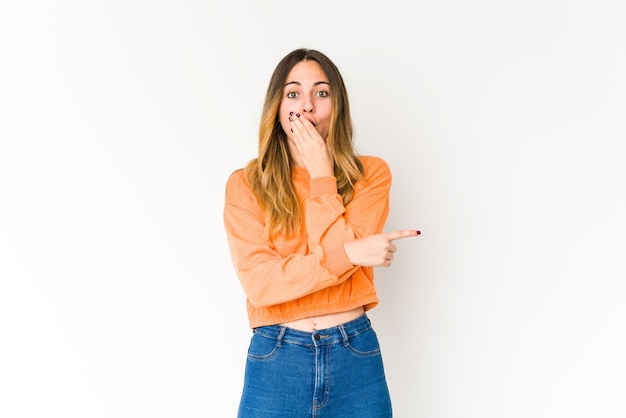 Jovem mulher caucasiana apontando para o lado