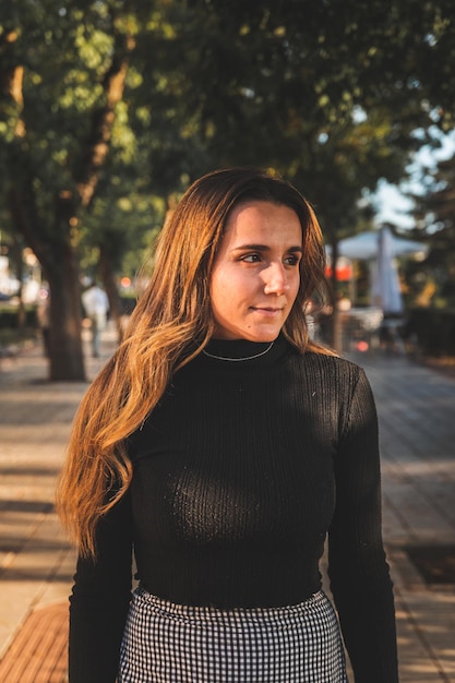 Jovem mulher caucasiana, caminhando pelas ruas de Madrid, Espanha.