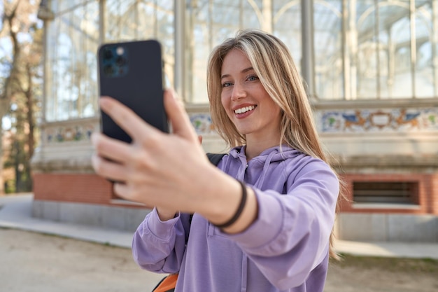 Jovem mulher caucasiana captura beleza antiga em um momento de selfie