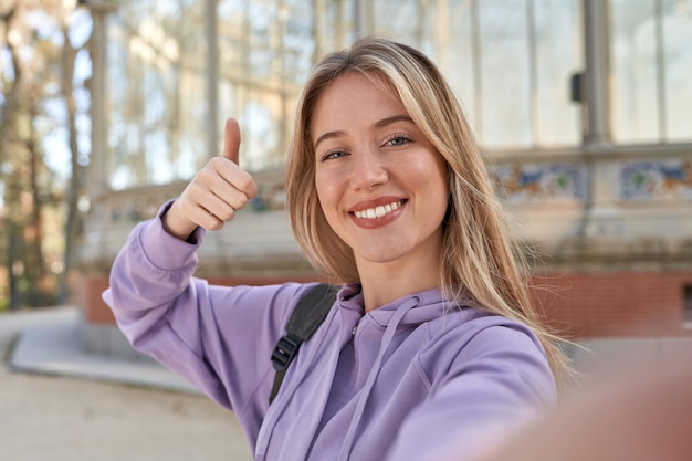 Jovem mulher caucasiana captura beleza antiga em um momento de selfie