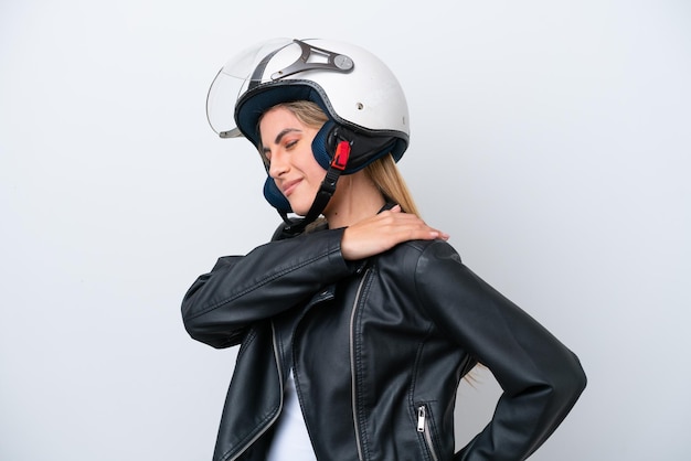 Jovem mulher caucasiana com capacete de motociclista isolado no fundo branco, sofrendo de dores no ombro por ter feito um esforço