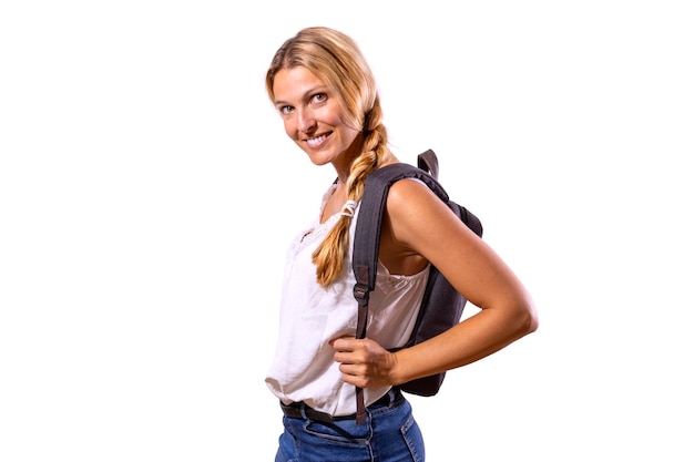 Foto jovem mulher caucasiana com mochila de estudante em fundo branco com mão na mochila expressão de felicidade sorrindo e olhando para a câmera