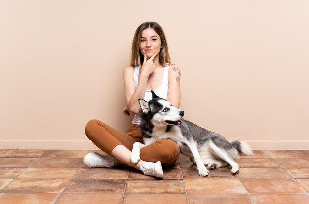 Jovem mulher caucasiana com seu cachorro