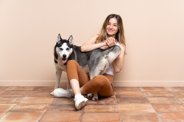 Foto jovem mulher caucasiana com seu cachorro