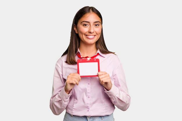 Jovem mulher caucasiana com um distintivo isolado