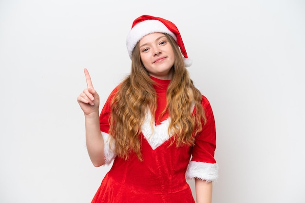 Jovem mulher caucasiana com vestido de Natal isolado em fundo branco mostrando e levantando um dedo em sinal de melhor