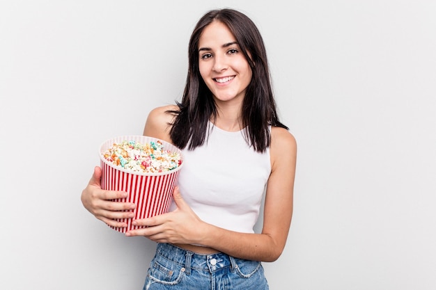 Jovem mulher caucasiana comendo pipoca isolada no fundo branco