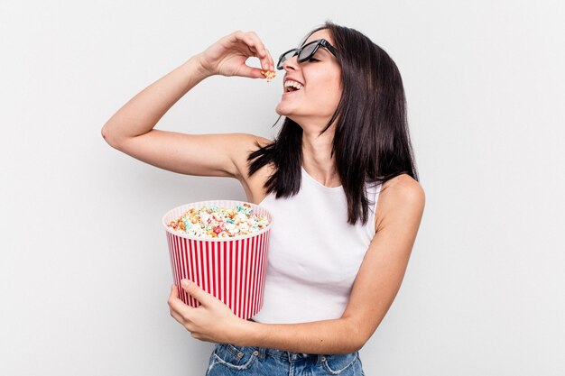 Foto jovem mulher caucasiana comendo pipoca isolada no fundo branco