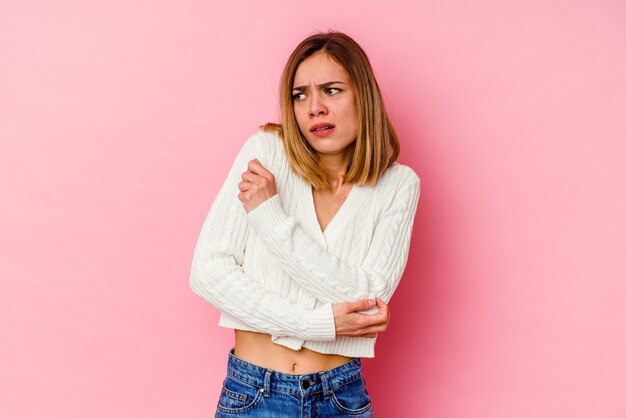 Jovem mulher caucasiana confusa, sente-se em dúvida e insegura.