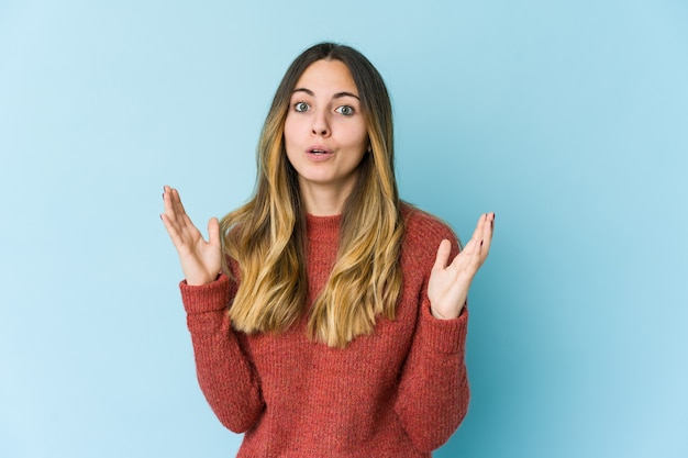 Jovem mulher caucasiana em azul, tendo uma ideia, o conceito de inspiração.