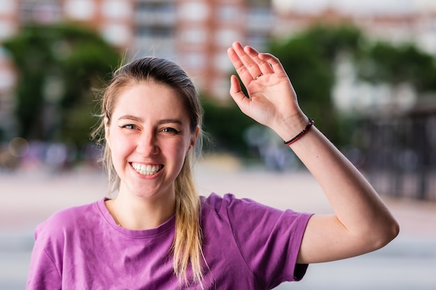 Foto jovem mulher caucasiana em bate-papo de comunicação online na internet, olhando para a câmera, feliz e sorridente