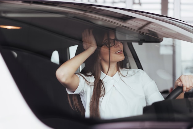 Jovem mulher caucasiana em um carro