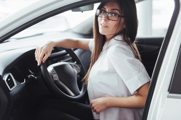 jovem mulher caucasiana em um carro