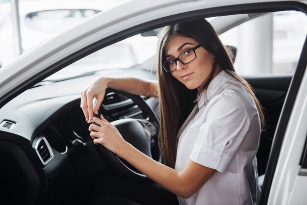 jovem mulher caucasiana em um carro