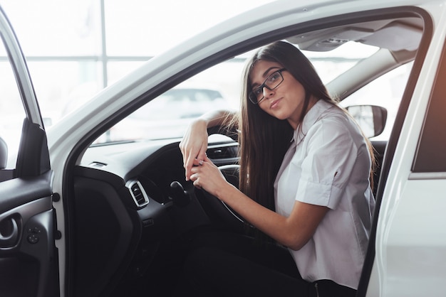 Jovem mulher caucasiana em um carro