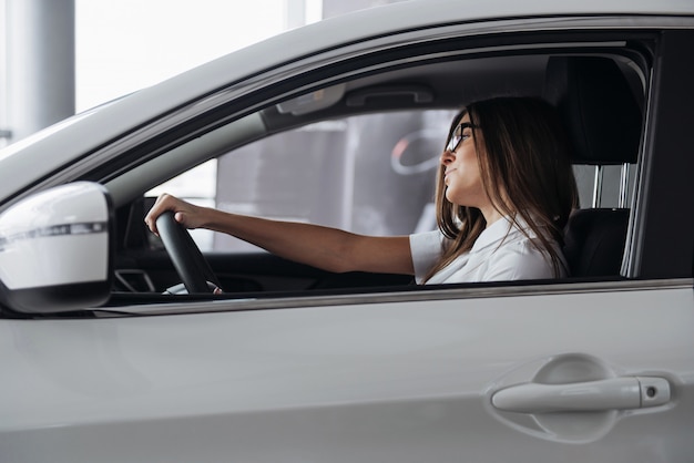 Jovem mulher caucasiana em um carro