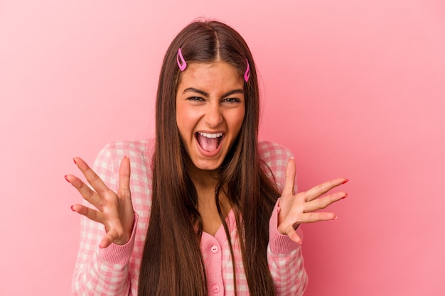 Jovem mulher caucasiana está surpresa e chocada.