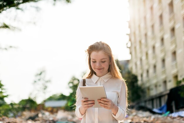 Jovem mulher caucasiana está usando tablet digital