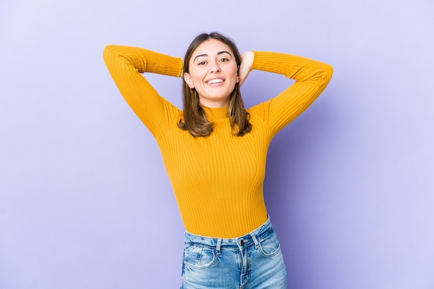 Jovem mulher caucasiana, esticando os braços, posição relaxada.