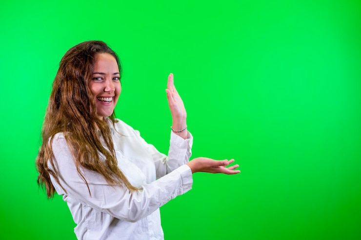 Foto jovem mulher caucasiana exibindo croma