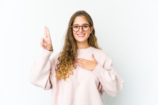 Jovem mulher caucasiana expressando emoções isoladas