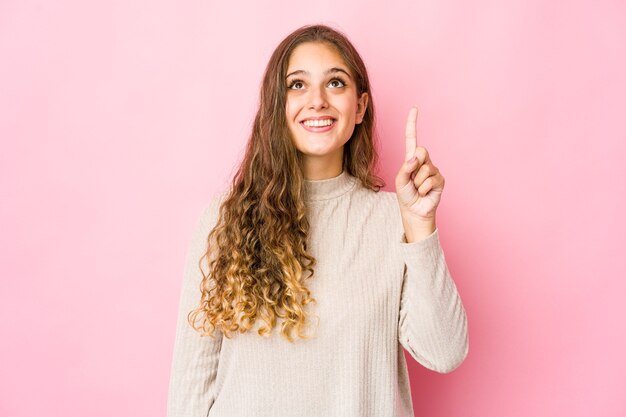 Jovem mulher caucasiana expressando emoções isoladas