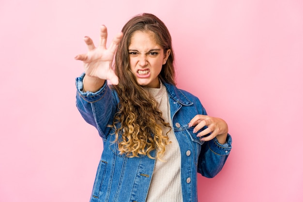 Jovem mulher caucasiana expressando emoções isoladas