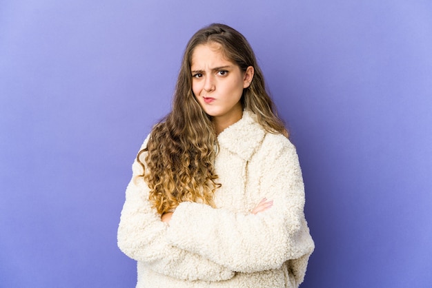 Jovem mulher caucasiana expressando emoções isoladas