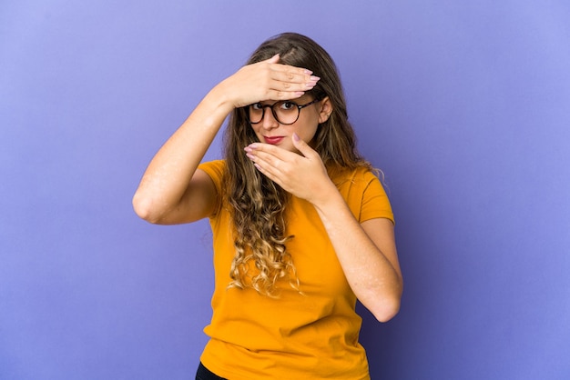 Jovem mulher caucasiana expressando emoções isoladas