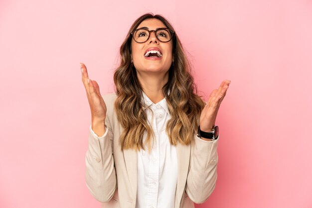 Jovem mulher caucasiana expressando emoções isoladas