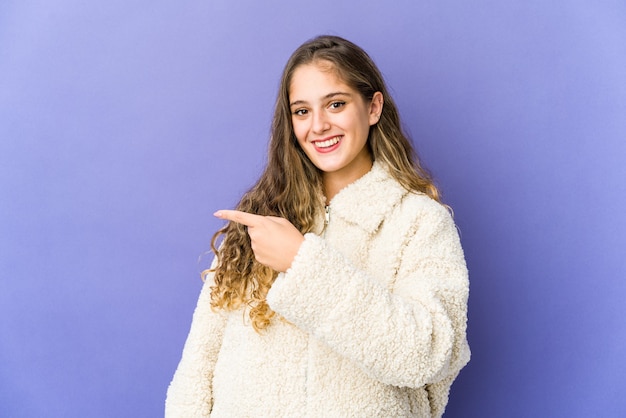 Jovem mulher caucasiana expressando emoções isoladas