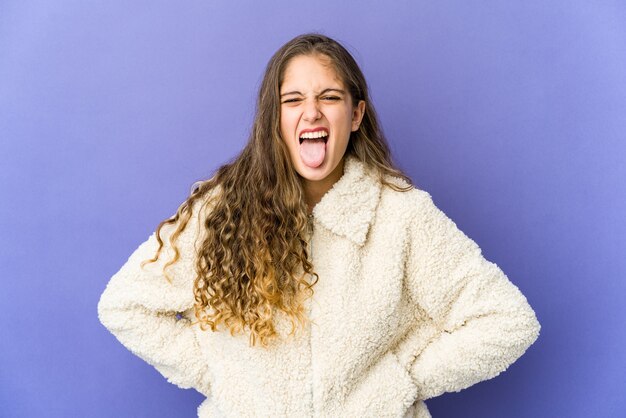 Jovem mulher caucasiana expressando emoções isoladas