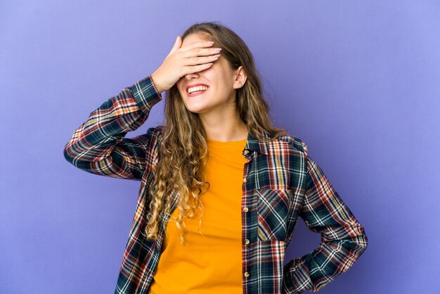 Jovem mulher caucasiana expressando emoções isoladas