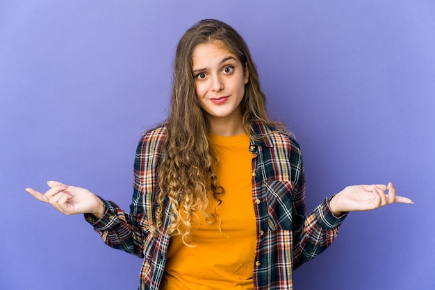 Jovem mulher caucasiana expressando emoções isoladas