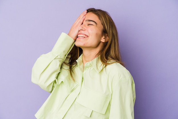 Foto jovem mulher caucasiana expressando emoções isoladas