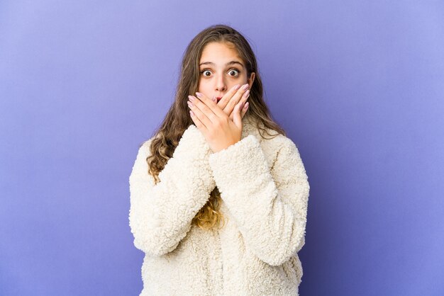 Jovem mulher caucasiana expressando emoções isoladas