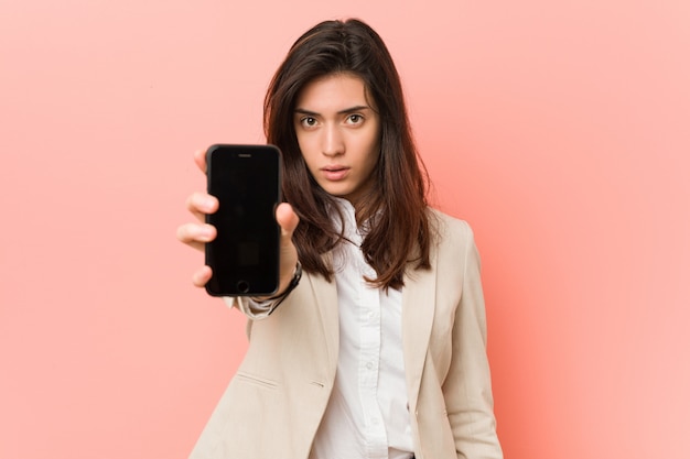 Jovem mulher caucasiana, falando ao telefone