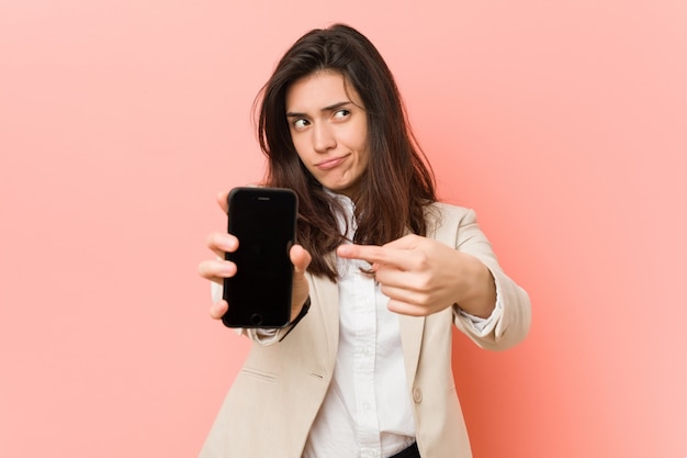 Jovem mulher caucasiana, falando ao telefone