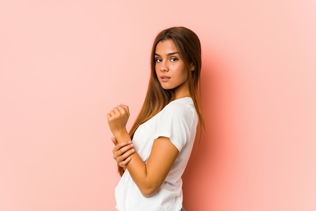 Jovem mulher caucasiana, fazendo poses de beleza isoladas