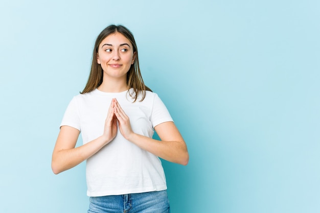 Jovem mulher caucasiana, inventando um plano em mente, criando uma ideia.