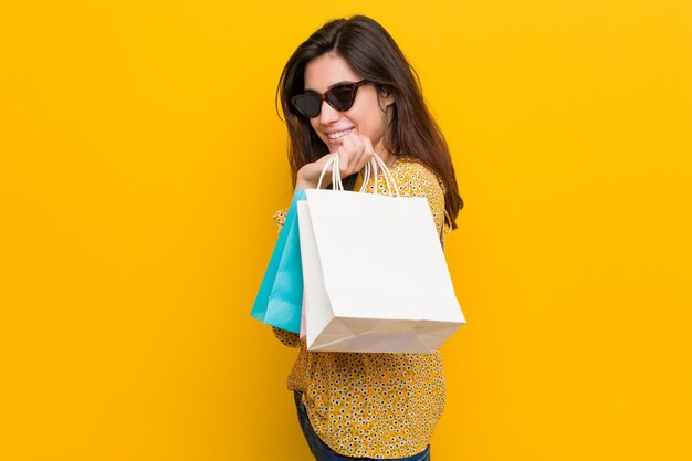 Foto jovem mulher caucasiana, ir às compras