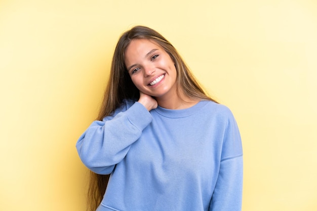 Jovem mulher caucasiana isolada em fundo amarelo rindo