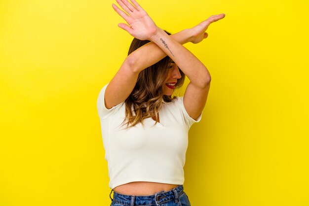 Jovem mulher caucasiana isolada em fundo amarelo