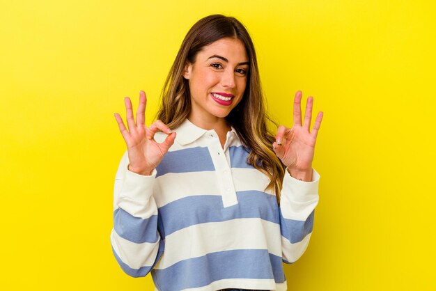 Jovem mulher caucasiana isolada em fundo amarelo