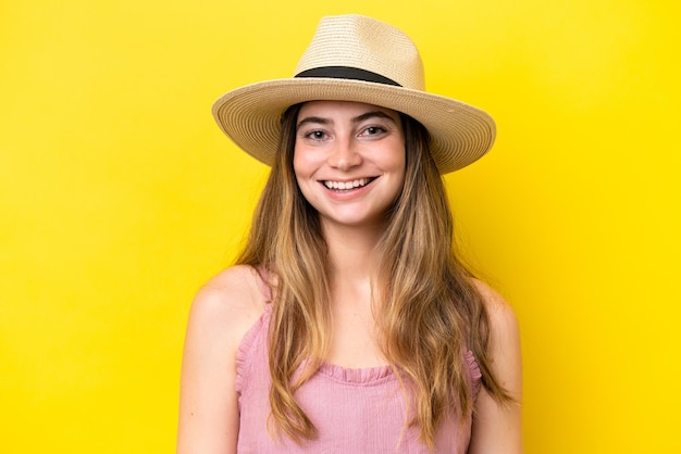 Jovem mulher caucasiana isolada em fundo amarelo