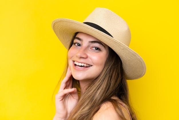 Jovem mulher caucasiana isolada em fundo amarelo